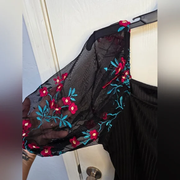 Sugarfox Black Ribbed Floral Balloon Sleeve Top - Picture 5 of 8